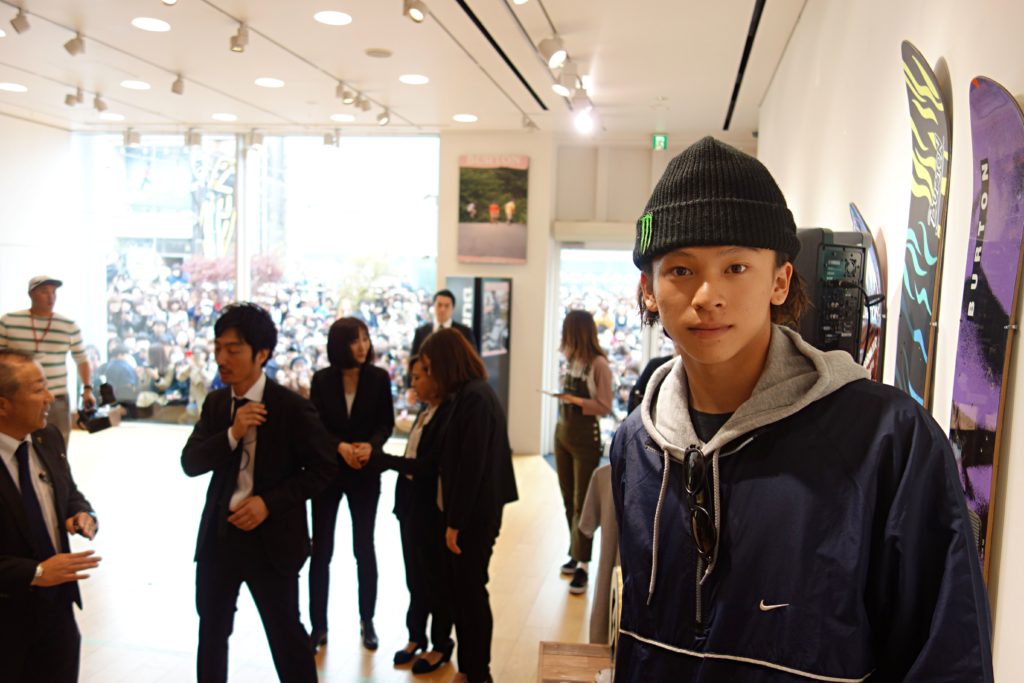 平野歩夢の写真撮影＆サイン会の当選を夢見た1,100人超が原宿に大集結