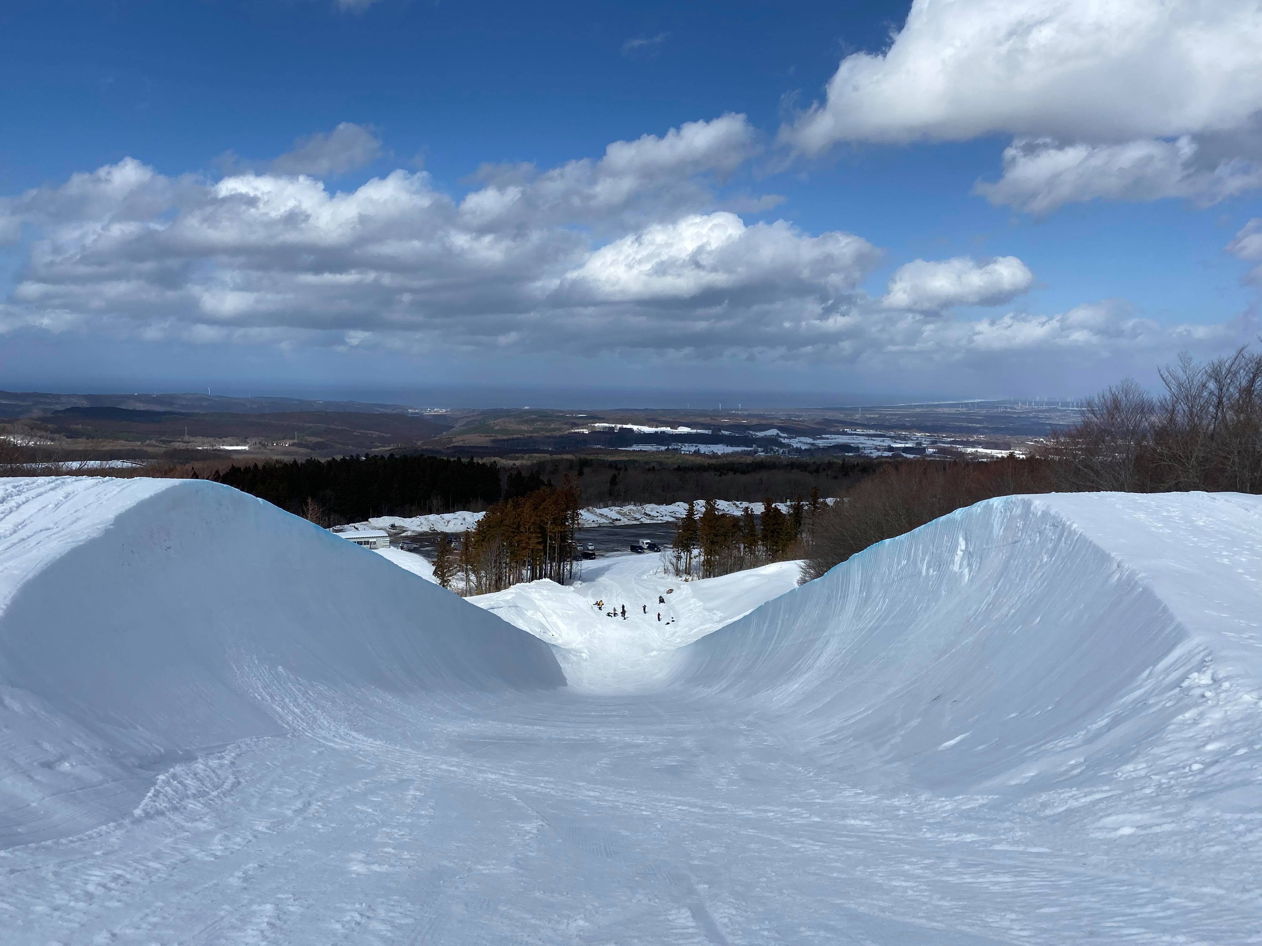 暖冬・少雪に負けじと青森スプリングが誇る高さ6.7mのスーパー
