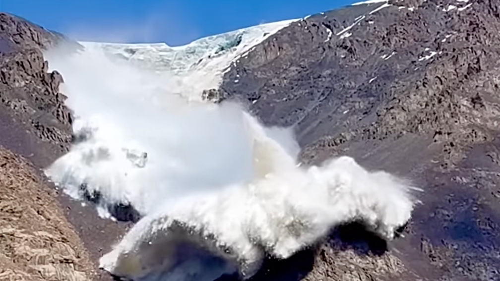 マウンテン [雪崩] 氷河崩壊による巨大雪崩に遭遇するも一命をとりとめた奇跡の動画